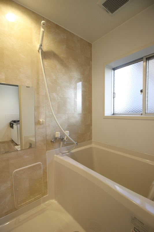 ヴィラ用賀の浴室|窓のある浴室で換気もしやすい♪