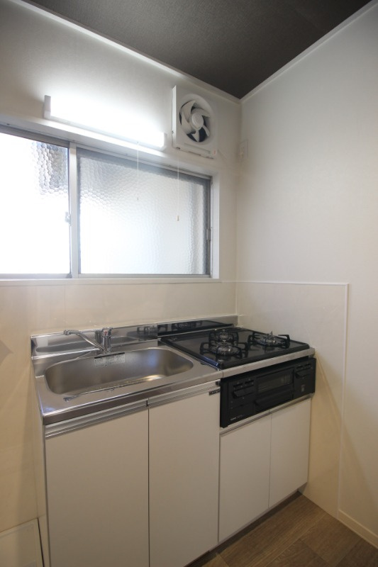 ヴィラ用賀のキッチン|3口ガスコンロのグリル付き♪