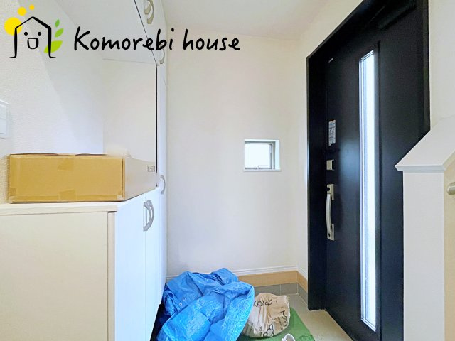 伊奈町栄1丁目46番　新築一戸建て　ハートフルタウン　Aの玄関|明るい玄関です