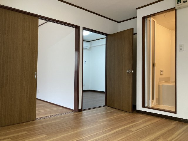 ハイツ三田の居間・リビング