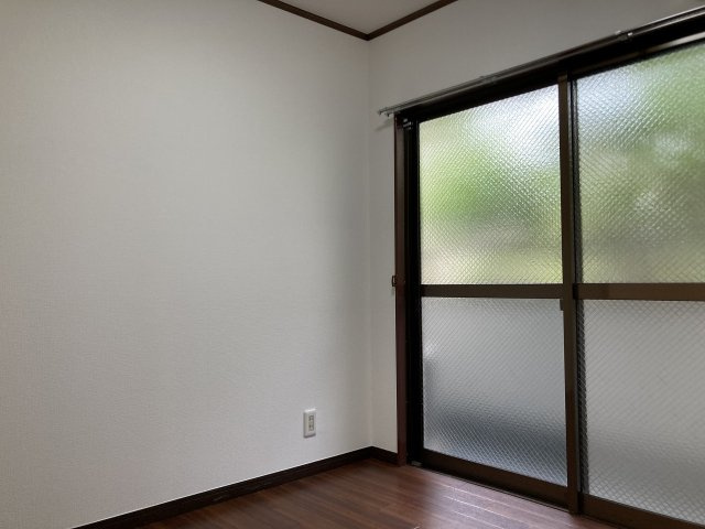 ハイツ三田の洋室