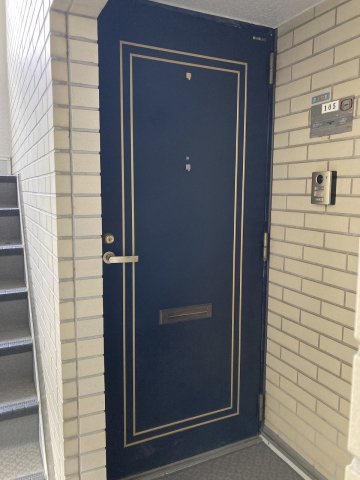 ハイツ三田の玄関