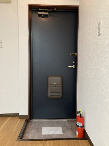 ハイツ三田の玄関