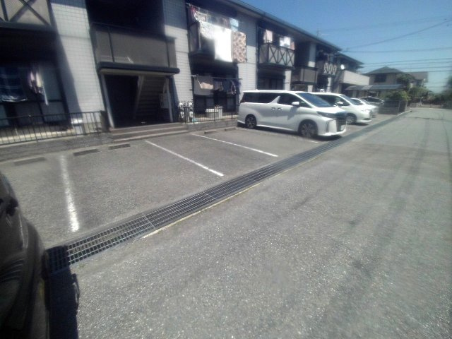 ユードミールの駐車場