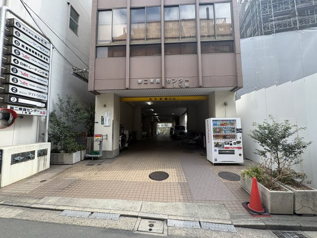 第二東商センター１号館のエントランス