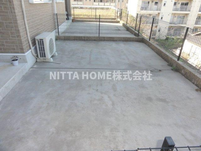 グランドビューのバルコニー|広めの専用庭がついています◎