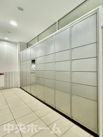 パークハウス清澄白河タワーの設備|【宅配ボックス】在宅時・不在時に関わらず、居住者の代わりに非対面で宅配物を受け取ってくれる便利な設備です。わかりやすくご説明致しますので見学時にはお部屋だけではなく共用部分もぜひチェックしてください。