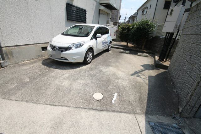 メゾンフレールの駐車場
