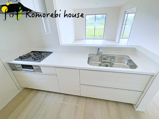 伊奈町栄1丁目46番　新築一戸建て　ハートフルタウン　Eのキッチン|コンパクトなキッチンで掃除もラクラク
