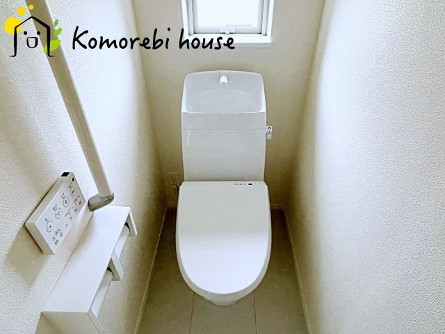 伊奈町栄1丁目46番　新築一戸建て　ハートフルタウン　Eのトイレ|清潔感のあるトイレです