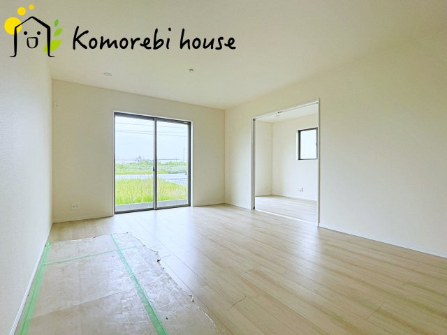 伊奈町栄1丁目46番　新築一戸建て　ハートフルタウン　Eの居間・リビング|ゆったり過ごせるリビングです