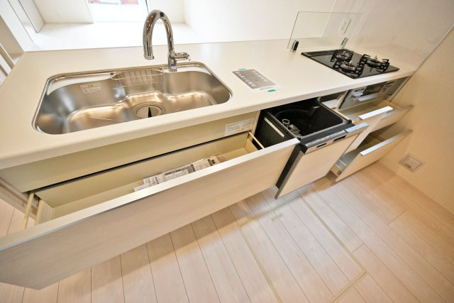 ブルーミングガーデン小林5丁目新築一戸建て│3LDK+並列駐車3台可のキッチン|ワークトップは十分な広さです。調理台下いっぱいに収納を設け、包丁のホルダーや調味料専用の引き出しも備えています。本分譲地は食洗機が標準装備されています。