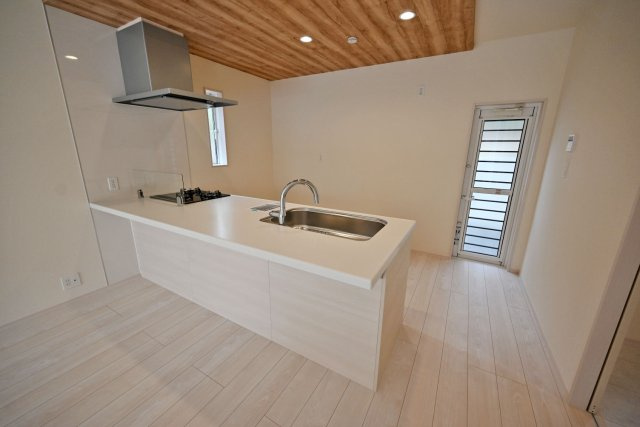 ブルーミングガーデン小林5丁目新築一戸建て│3LDK+並列駐車3台可のキッチン|キッチン上部は折下天井を採用でデザイン性を向上させています。ダウンライトを4基採用し、作業性を確保。