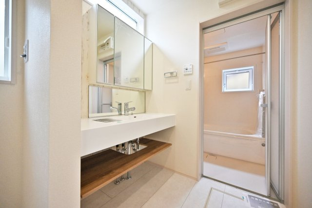 ブルーミングガーデン小林5丁目新築一戸建て│3LDK+並列駐車3台可の独立洗面台|キャビネット内には散らかりがちな化粧品や小物類をしまっておけるので、生活感が出にくくスタイリッシュな空間を保てます。