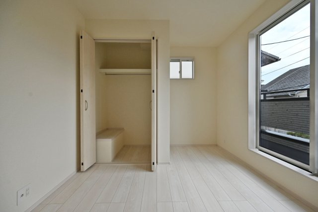 ブルーミングガーデン小林5丁目新築一戸建て│3LDK+並列駐車3台可の洋室|-洋室5.2帖-
全居室収納スペース有