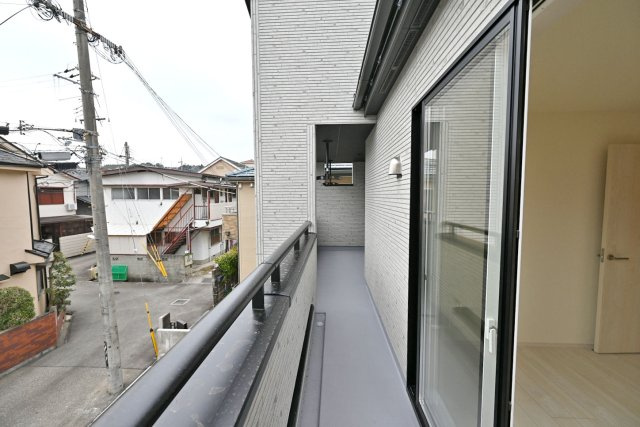 ブルーミングガーデン小林5丁目新築一戸建て│3LDK+並列駐車3台可のバルコニー|-洋室5.2帖-
お天気の良い日にはバルコニーに出てグッと伸びをしたり、深呼吸をしてリフレッシュもいいですね！