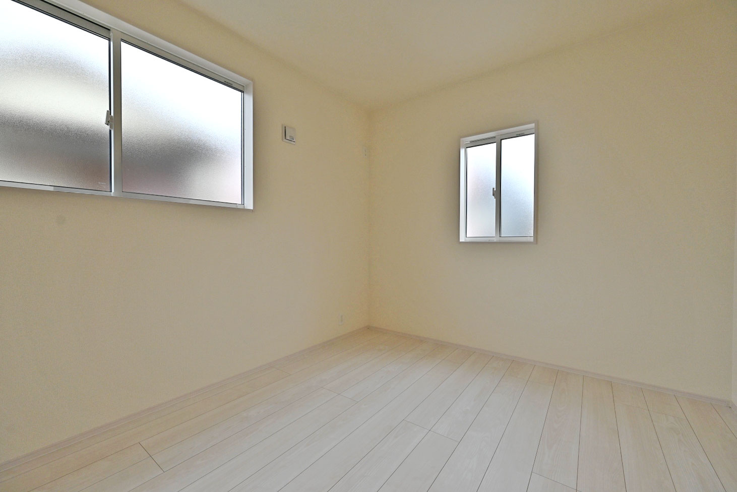 ブルーミングガーデン小林5丁目新築一戸建て│3LDK+並列駐車3台可の洋室|-洋室5.2帖-
全室2面採光で明るい住空間◎