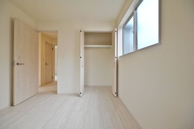 ブルーミングガーデン小林5丁目新築一戸建て│3LDK+並列駐車3台可の洋室|-洋室5.2帖-
全居室収納スペース有