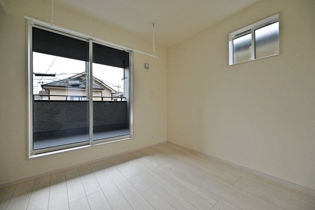 ブルーミングガーデン小林5丁目新築一戸建て│3LDK+並列駐車3台可の洋室|-洋室10.5帖-
暖かな陽射しや爽やかな風を存分に取り込みお部屋に開放感をもたらします！

