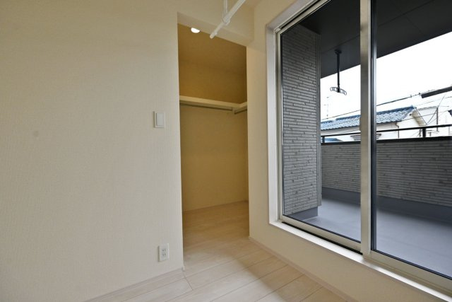 ブルーミングガーデン小林5丁目新築一戸建て│3LDK+並列駐車3台可の洋室|-洋室10.5帖-
ウォークインクローゼットにおまかせ。大容量なので、衣類はもちろん季節家電やスーツケースなどもしっかり収納してくれそうです。
