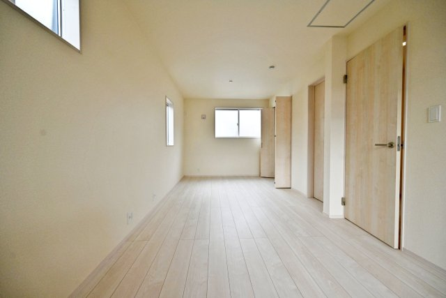 ブルーミングガーデン小林5丁目新築一戸建て│3LDK+並列駐車3台可の洋室|-洋室10.5帖-
将来の家族構成の変化に対応する可変型洋室です（※間仕切り壁は有償）