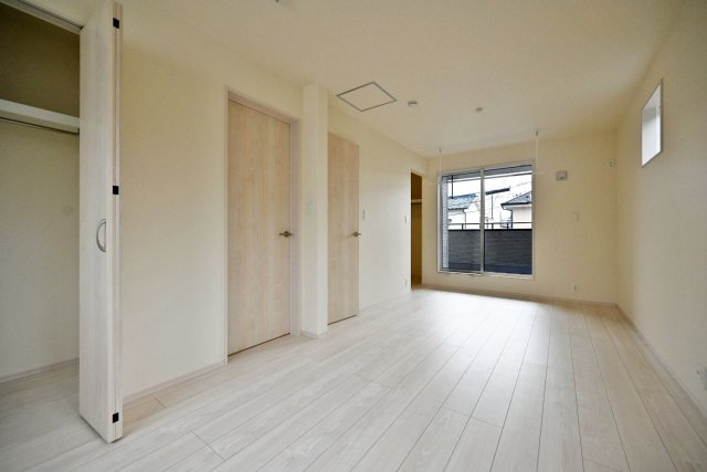 ブルーミングガーデン小林5丁目新築一戸建て│3LDK+並列駐車3台可の洋室|-洋室10.5帖-
将来の家族構成の変化に対応する可変型洋室です（※間仕切り壁は有償）