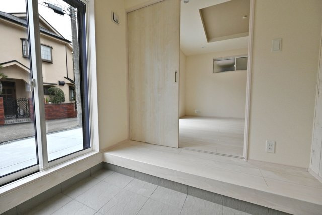 ブルーミングガーデン小林5丁目新築一戸建て│3LDK+並列駐車3台可の玄関|土間とLDKに一体感を持たせアウトドア空間を演出したマルチエントランスです！