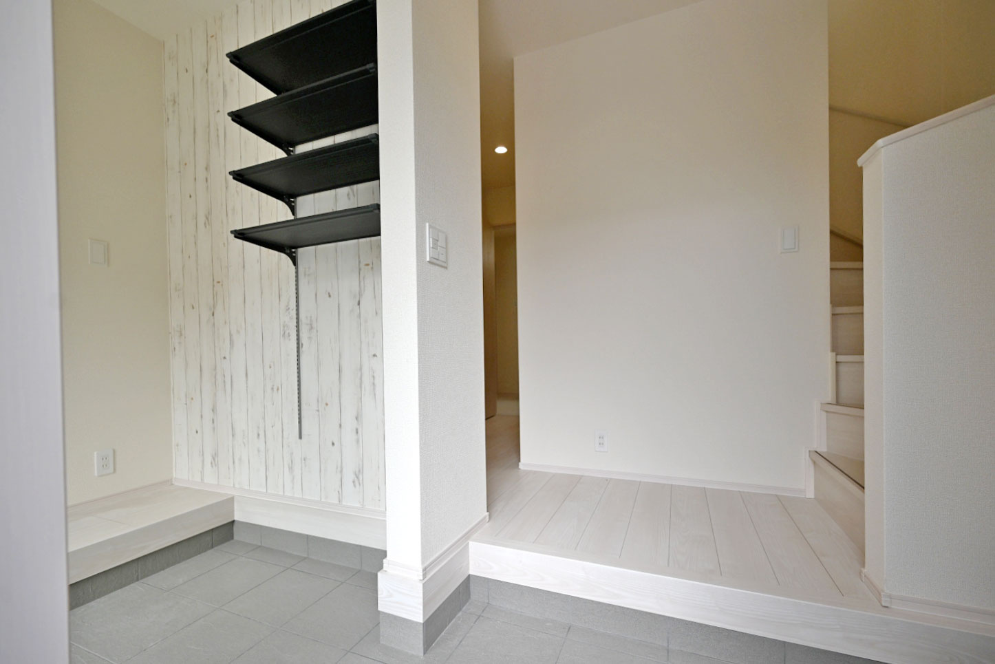 ブルーミングガーデン小林5丁目新築一戸建て│3LDK+並列駐車3台可の玄関|上部まで収納があるシューズBOX付き◎
 毎日使う玄関回りも常に片付いた状態を維持できそうです。