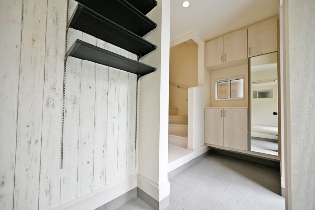 ブルーミングガーデン小林5丁目新築一戸建て│3LDK+並列駐車3台可の玄関|-マルチエントランス2.5帖-