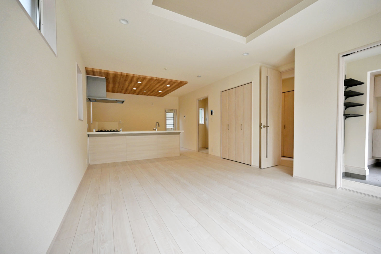 ブルーミングガーデン小林5丁目新築一戸建て│3LDK+並列駐車3台可の居間・リビング|対面式キッチンで家族同士のつながりを感じやすい設計を基調としています。 1階に水回りが配置されている為、家事動線良好です。