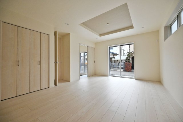 ブルーミングガーデン小林5丁目新築一戸建て│3LDK+並列駐車3台可の居間・リビング|視覚的に立体的なLDK」を常に考慮した設計が目を惹きます。写真のような折上天井も部分的な配置にすることで空間の住み分けや飽きの来ない生活を実現させます。