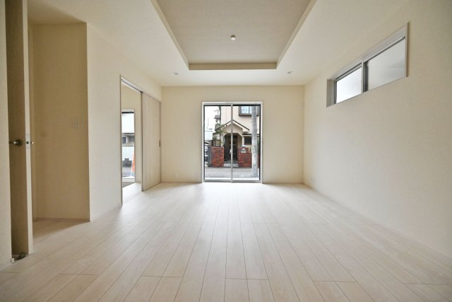 ブルーミングガーデン小林5丁目新築一戸建て│3LDK+並列駐車3台可の居間・リビング|1階LDKをダイニング側から撮影した内観写真です。インテリアに大きなサイズを選択しても動線を邪魔しない広々とした団らん空間です。