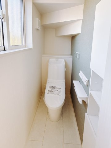 【新築戸建】足利市葉鹿南町1期のトイレ|■トイレ｜1階と2階にトイレがございます♪壁には小物を置けるスペースがあるのでトイレットペーパーのストックを置いておくのにも便利です♪写真などを飾ってもおしゃれですね♪