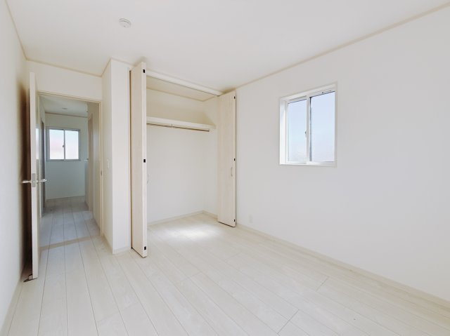 【新築戸建】足利市葉鹿南町1期の洋室|■洋室｜ナチュラルカラーの床です。模様替えなどとても楽しく工夫できます♪陽当たり、風通しもとても良いので毎日快適な生活スタートです！子供部屋にも良いですね♪
