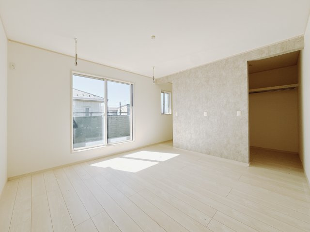 【新築戸建】足利市葉鹿南町1期の洋室|■洋室｜バルコニーにも出られる2階の一室♪お勉強などに疲れたら気晴らしもできますね♪収納も大容量で、お部屋がいつでもスッキリ片付きます＊。