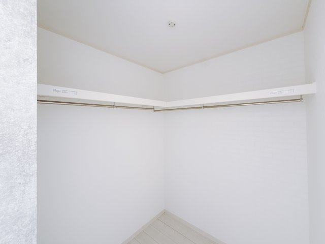 【新築戸建】足利市葉鹿南町1期の収納|■WIC｜主寝室には夢のウォークインがございます♪お洋服やバッグだけでなく、増えていくお洋服やご家族での思い出の品もしっかりと収納します( ＾＾ )