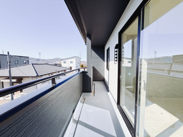 【新築戸建】足利市葉鹿南町1期のバルコニー|■バルコニー｜あたたかな陽のひかりを浴びることのできるバルコニー。お洗濯物やお布団を干せば、家族みんなが気持ちよく暮らすことができます(*^^*)