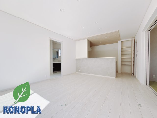 【新築戸建】足利市葉鹿南町1期の居間・リビング|■リビング｜家族でゆったりくつろげる、居心地の良いリビング♪賃貸と違って、テレビや音楽の音を気にしなくて良いことが嬉しいですね(*＾＾*)