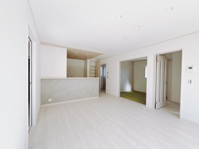 【新築戸建】足利市葉鹿南町1期の居間・リビング|■リビング｜家族が集まる団らんのひととき、ひとりでリラックスしたい夜、ゲストを招いてわいわい過ごす休日、どんなシーンにも対応できるリビングです。