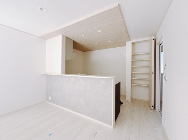 【新築戸建】足利市葉鹿南町1期の居間・リビング|■リビング｜出来上がった料理を運びやすいダイニング♪お料理中も家族との会話がはずみます♪