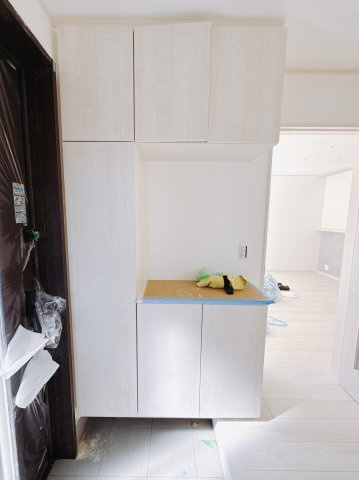 【新築戸建】足利市葉鹿南町1期の玄関|■玄関｜家族の靴が大量にしまえる便利なシューズインクローク。お子さんがお年頃になってもたくさんオシャレができますね♪