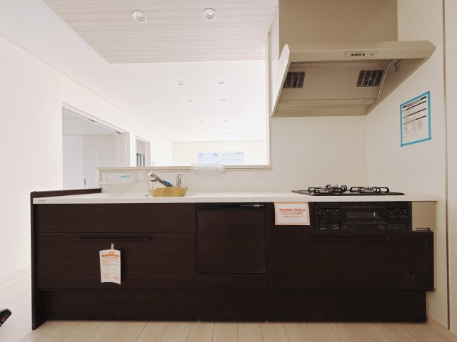 【新築戸建】足利市葉鹿南町1期のキッチン|■キッチン｜ワークトップの幅が広く、お子様といっしょにお料理をつくったり、ちょっとしたパーティーも楽しめます。フラットなのでお掃除がしやすいのもポイントです♪