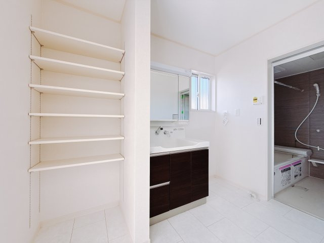 【新築戸建】足利市葉鹿南町1期の洗面所|■洗面室｜リネンスペースには、タオルやバスタオル・着替えなどが置けるので大変便利です♪買い置きした洗剤もしまえてどんな時も綺麗な状態を保てます♪