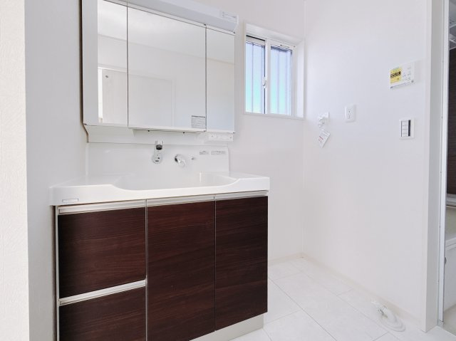 【新築戸建】足利市葉鹿南町1期の独立洗面台|■洗面室｜朝のお出かけ準備に嬉しい三面鏡。鏡の裏には歯ブラシや整髪料などを収納できるスペースもあるので、いつでもスッキリ片付きます♪