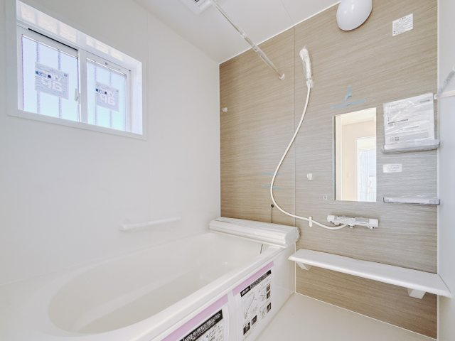【新築戸建】足利市葉鹿南町1期の浴室|■浴室｜1日の疲れを癒せるお風呂♪足がのばせるほど広いお風呂にはエコベンチも搭載！小さいお子様も浅いベンチに座り一緒にお風呂へ入れます♪
