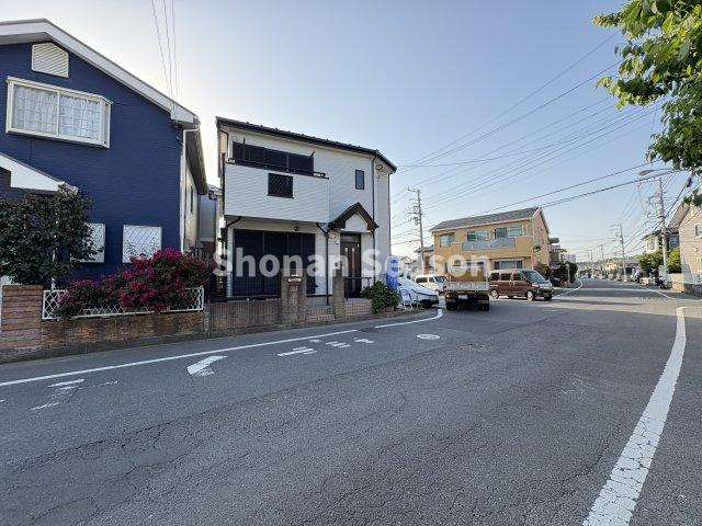 【前面道路含む現地写真】 | 北側公道幅員8.4　接道7.1ｍ　東側公道幅員8.8　接道8.1ｍ
プライバシーが守れる角住居です♪