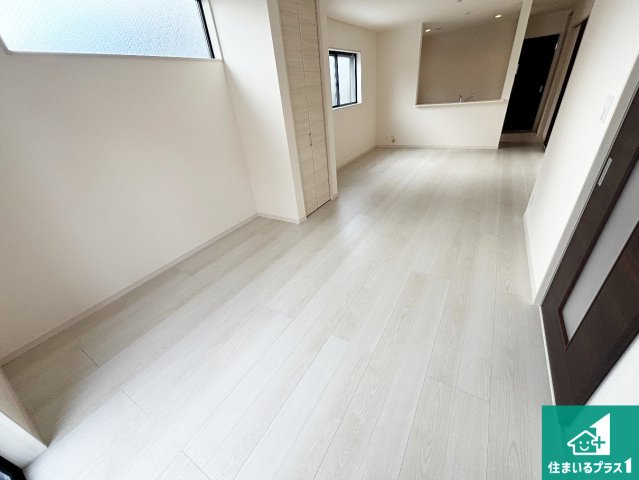 大阪市平野区瓜破　新築一戸建ての居間・リビング|太陽の光が差し込むとっても明るいリビング！思わず微笑みたくなる居心地の良さ。家族団らんの時間も増えそうなくつろぎのＬＤＫで、住む人のこだわりを活かすゆとりある空間♪
