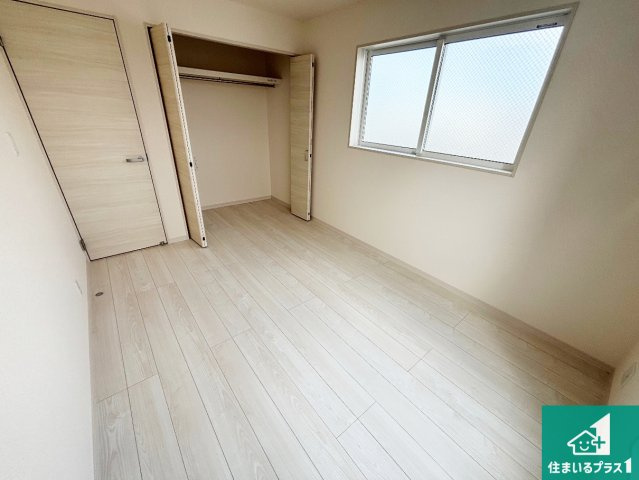 大阪市平野区瓜破　新築一戸建ての洋室|寝室は心地よい眠りについてもらいたくて、シンプルでかつ開放的な空間に！大きな窓から差し込む朝日が、すっきりとした目覚めをサポートします。