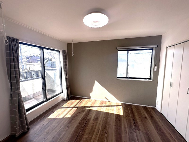 【寝室】 | 東久留米市八幡町3丁目　中古一戸建住宅　(保谷店) | 2階7.1帖/アクセントクロスを採用したメリハリのあるお洒落空間。