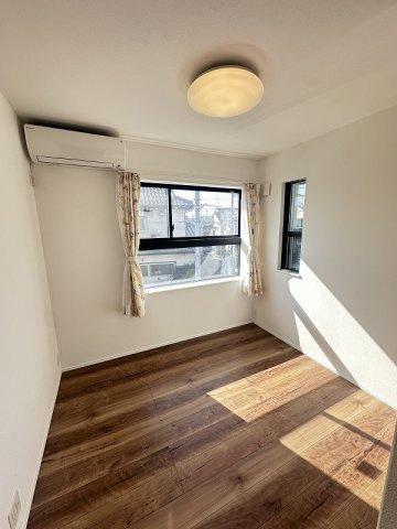 【洋室】 | 東久留米市八幡町3丁目　中古一戸建住宅　(保谷店) | 2階5.2帖/全居室に収納スペースが備わりお部屋を広々お使いいただけます。